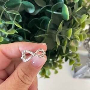 Beautiful Kate McCullar Sterling Silver 925 Infinity Diamond Chip Ring Size 6